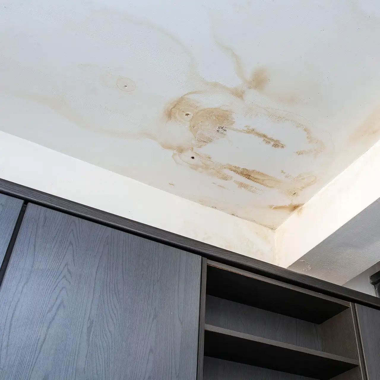 Ein Leck in Wasserleitungen in Wand oder Decke kann schnell zu hohen Kosten führen und sollte schnell geortet werden